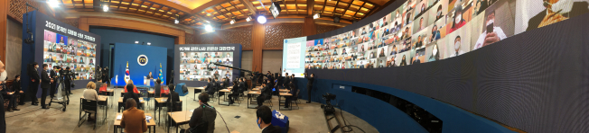 ▲문재인 대통령이 18일 청와대 춘추관에서 열린 신년 기자회견에서 기자의 질문에 답하고 있다.  (연합뉴스)