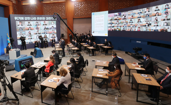 ▲문재인 대통령이 18일 청와대 춘추관에서 열린 신년 기자회견에서 기자의 질문에 답하고 있다. (연합뉴스)