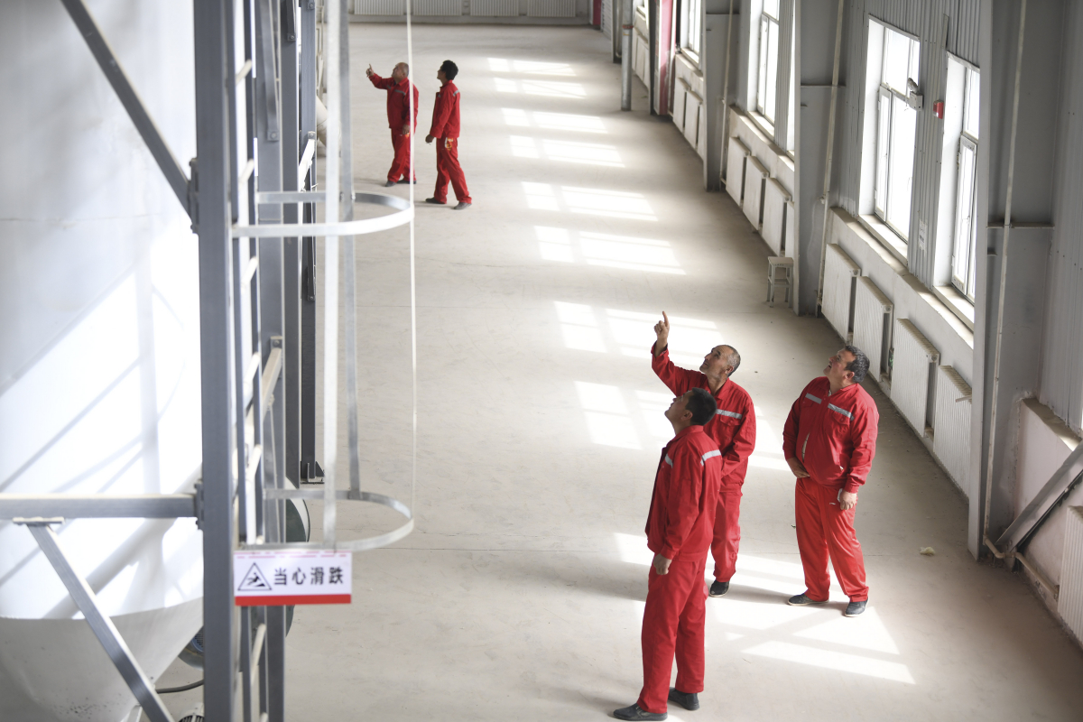 ▲중국 신장위구르자치구 허톈의 한 공장에서 직원들이 장비를 점검하고 있다. 허톈/신화뉴시스