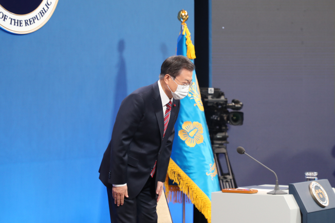 ▲<YONHAP PHOTO-2654> 인사하는 문재인 대통령    (서울=연합뉴스) 최재구 기자 = 문재인 대통령이 18일 청와대 춘추관에서 열린 신년 기자회견에서 인사하고 있다. 2021.1.18    jjaeck9@yna.co.kr/2021-01-18 10:53:15/<저작권자 ⓒ 1980-2021 ㈜연합뉴스. 무단 전재 재배포 금지.>