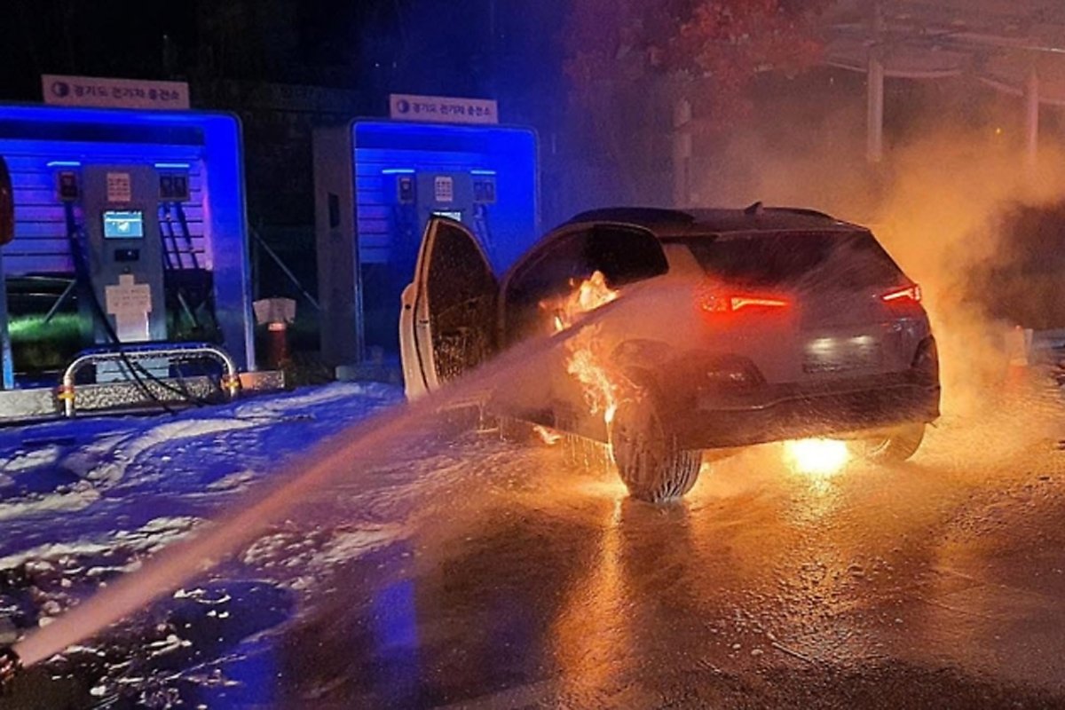 ▲정부가 추진 중인 전기차 배터리 안전모니터링 시스템은 사고 직전의 배터리 상태 등을 빅데이터로 수집, 화재 징후를 사전에 포착한다는 계획이다.  
 (사진제공=경기도 재난안전대책본부)