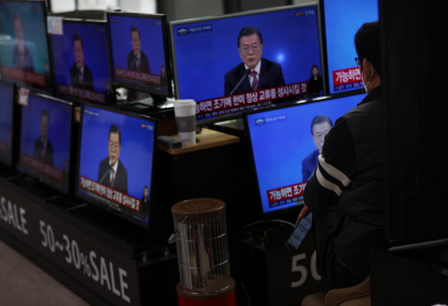 ▲18일 용산 전자상가에 진열된 텔레비전에 문재인 대통령 신년 기자회견이 실시간 중계되고 있다. (연합뉴스)