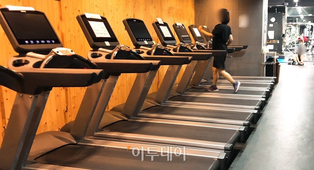 ▲서울 양천구의 한 헬스장. 18일부터 영업이 재개되면서 낮부터 사람들이 헬스장을 찾았다. (홍인석 기자 mystic@)