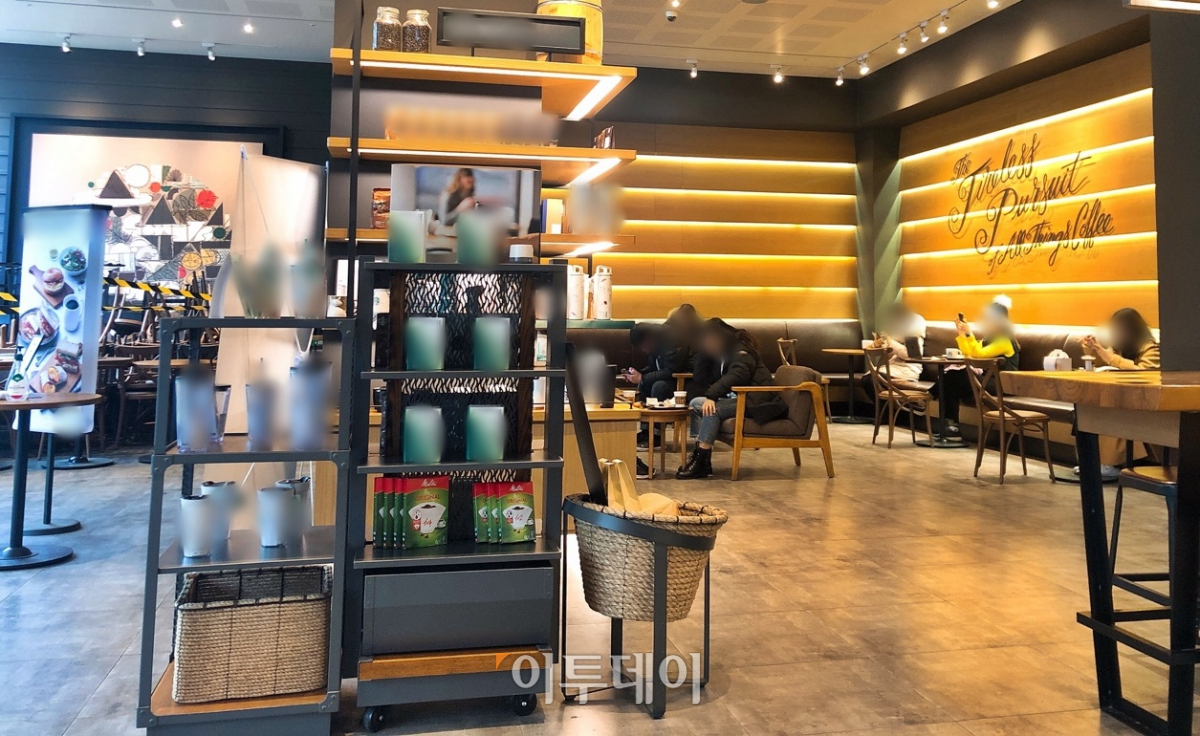 ▲18일 서울 강서구의 한 대형 프랜차이즈 카페. 매장 내 취식이 허용되면서 식탁과 의자가 다시 놓였다. (홍인석 기자 mystic@)