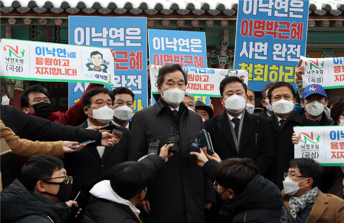 ▲더불어민주당 이낙연 대표가 18일 오후 광주 북구 운정동 국립 5·18민주묘지에서 참배를 마친 뒤 기자들 질문에 답하고 있다. 이 대표 주변에서 '사면론'에 반대하는 광주시민과 지지자가 손팻말과 펼침막을 들고 있다. (연합뉴스)