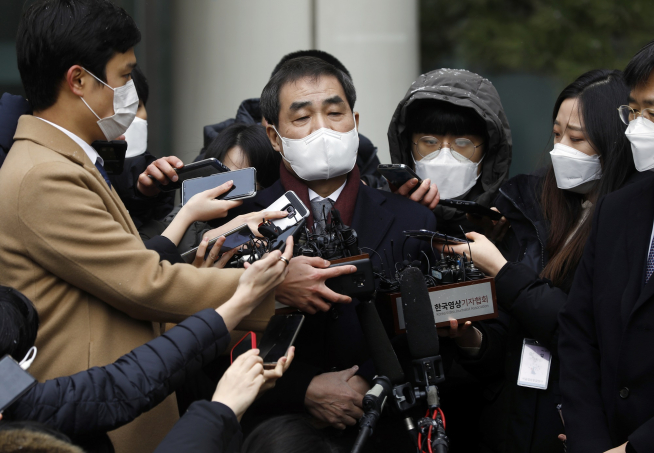 ▲이재용 삼성전자 부회장이 '국정농단 사건' 파기환송심에서 징역 2년 6개월을 선고받고 법정에서 구속된 18일 서울고법에서 이 부회장 측 변호인 이인재 변호사가 입장을 밝히고 있다. (뉴시스)