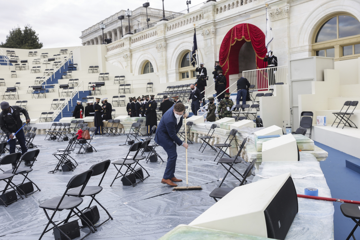 ▲미국 워싱턴D.C 의회 의사당에서 18일(현지시간) 조 바이든 당선인의 대통령 취임식 준비가 진행되고 있는 모습. (워싱턴D.C/AP뉴시스)
