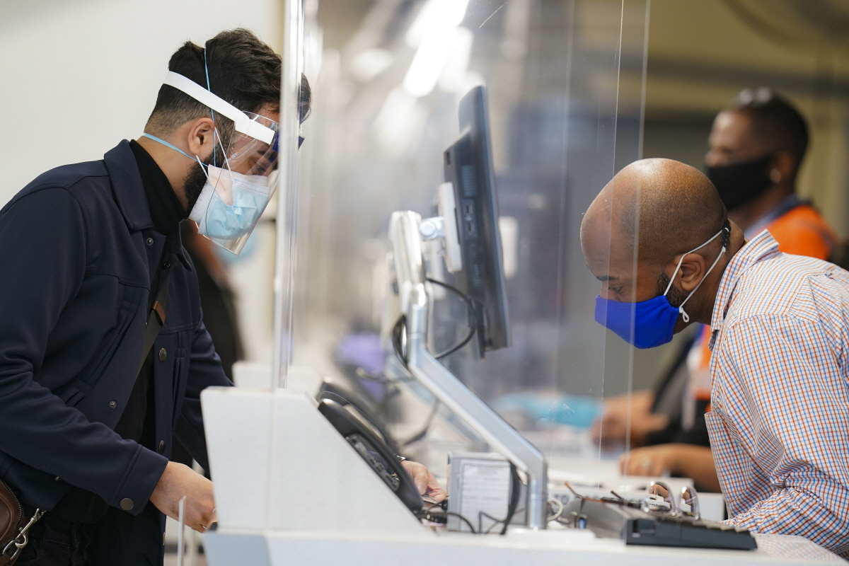 ▲한 남성이 지난해 11월 25일(현지시간) 미국 뉴욕 퀸즈의 라과디아 공항에서 출국 준비를 하고 있다. 뉴욕/AP뉴시스
