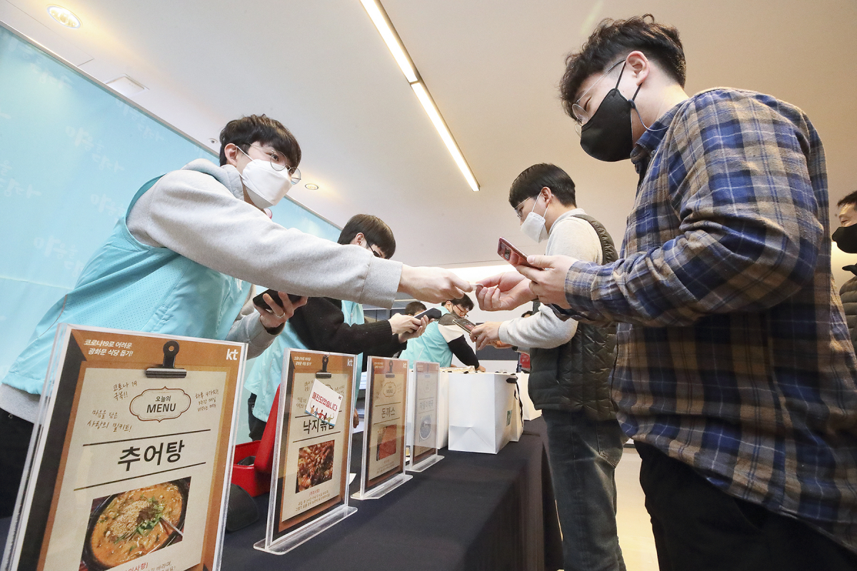 ▲KT 직원들이 KT 광화문 이스트빌딩에서 밀키트를 구매하고 있다.    (사진제공=KT)