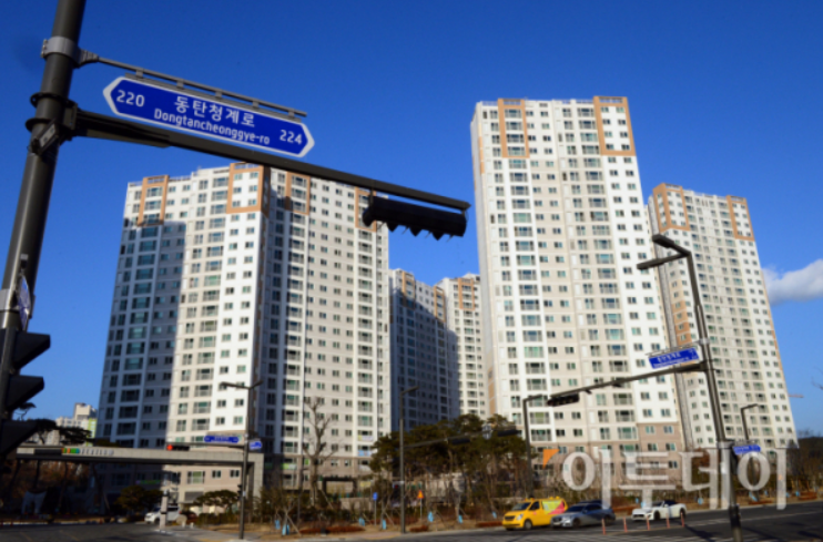 ▲최근 한 달간 경기도에서 이뤄진 아파트 매매거래 3건 중 1건은 신고가이거나 최고가였던 것으로 나타났다. 사진은 경기도 화성시 동탄2신도시 일대 아파트 단지 전경. 