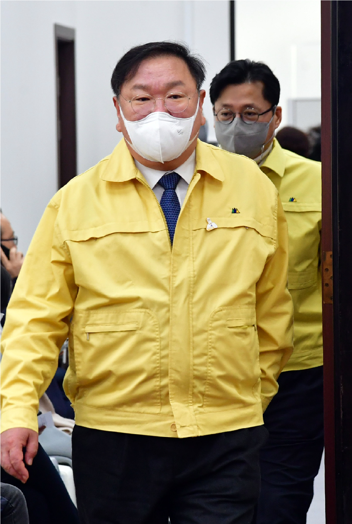 ▲더불어민주당 김태년 원내대표가 19일 국회에서 열린 원내대책회의에 입장하고 있다. (연합뉴스)