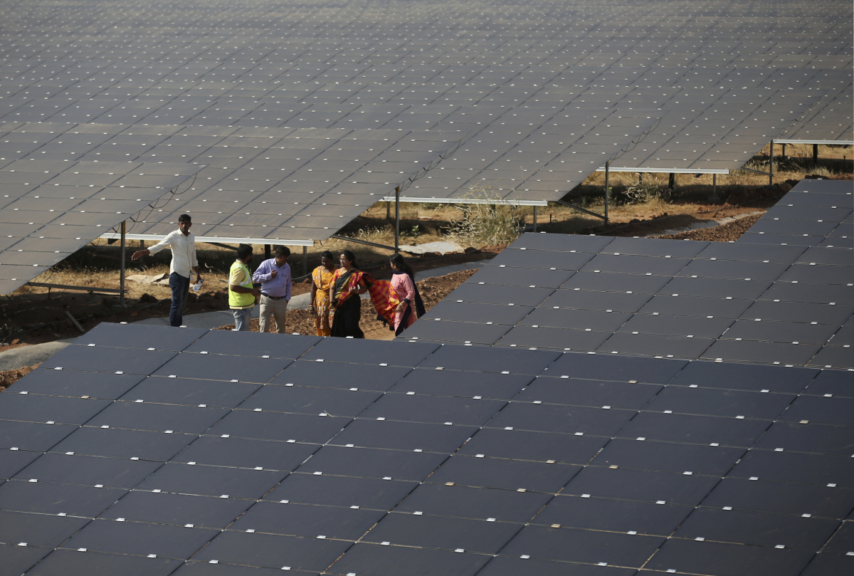 ▲인도 카르나타카주 방갈로르에서 2018년 3월 1일 사람들이 태양광 패널 주변을 걷고 있다. 방갈로르/AP뉴시스
