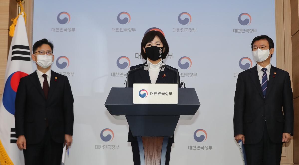 ▲전현희 국민권익위원장이 19일 정부서울청사에서 열린 청탁금지법 시행령 개정 및 설 농수산물 소비 촉진 방안 브리핑에서 농수산물 선물 가액 상향에 관해 브리핑하고 있다. 왼쪽부터 김현수 농림축산식품부 장관, 전현희 국민권익위원장, 문성혁 해양수산부 장관.  (연합뉴스)