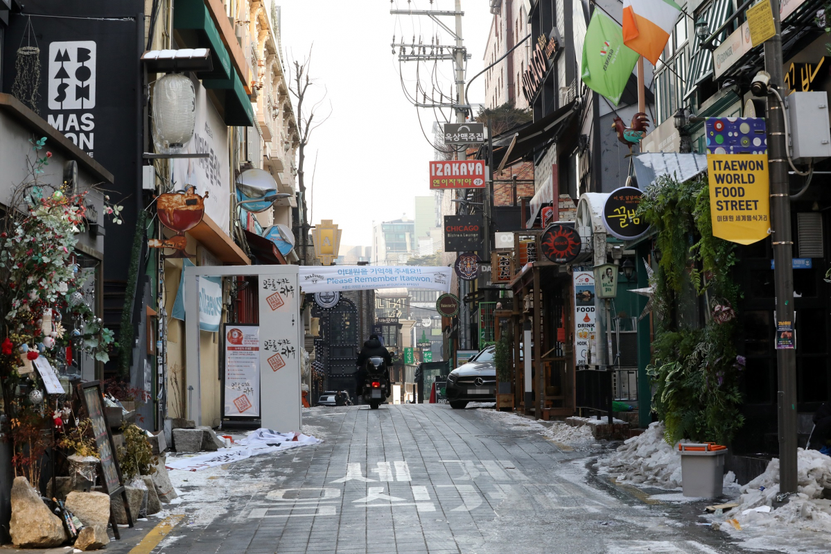 ▲신종 코로나바이러스 감염증(코로나19) 신규 확진자가 537명으로 집계된 12일 서울 용산구 이태원 거리가 한산한 모습을 보이고 있다. (뉴시스)