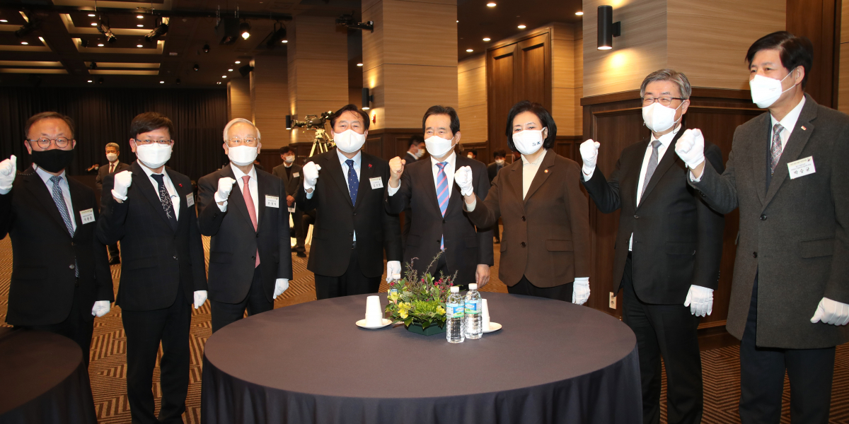 ▲정세균 국무총리(왼쪽 다섯 번째)가 19일 오후 서울 여의도 중소기업중앙회에서 열린 중소기업인 신년 인사회에서 참석자들과 기념 촬영을 하고 있다.    왼쪽부터 석종훈 중소벤처비서관, 임서정 청와대 일자리 수석, 손경식 한국경영자총협회 회장, 김기문 중소기업중앙회장, 정 총리, 박영선 중소벤처기업부 장관, 이재갑 고용노동부 장관, 박승균 중소기업중앙회 지역중소기업회장단협의회 회장.  (연합뉴스)