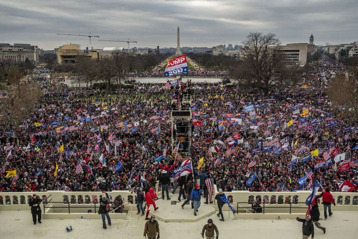 ▲도널드 트럼프 미국 대통령 지지자들이 6일(현지시간) 조 바이든 대통령 당선인에 대한 상·하원 합동회의 최종 인증을 막기 위해 의회의사당으로 몰려 들고 있다. 워싱턴D.C./UPI연합뉴스
