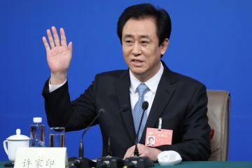 ▲쉬자인 헝다그룹 회장이 제12차 중국인민정치협상회의(정협)가 열린 2017년 3월 9일 베이징의 기자회견 석상에서 손을 흔들고 있다. 
EPA연합뉴스
