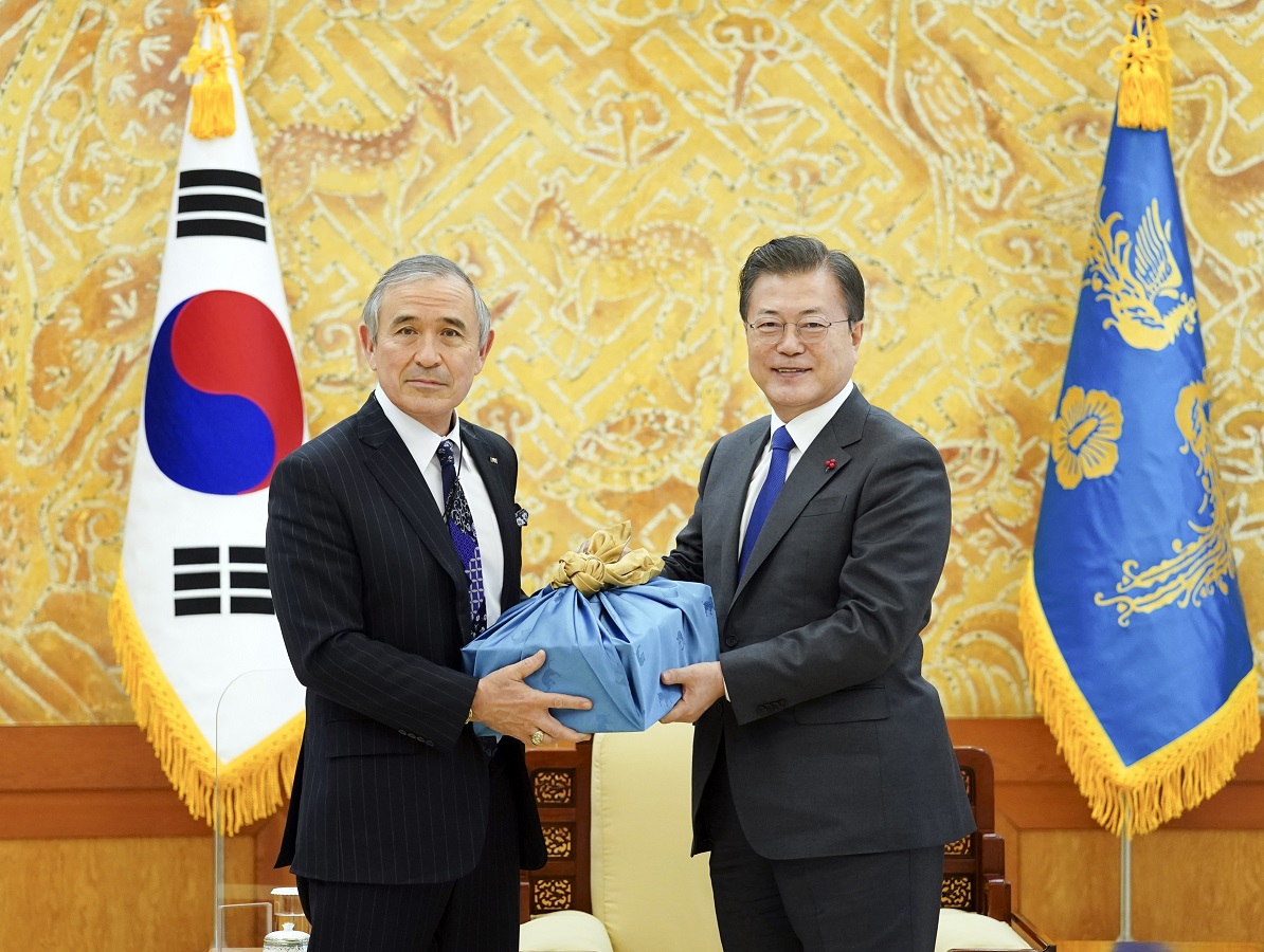 ▲<YONHAP PHOTO-5054> 해리 해리스 대사에게 안동소주 선물하는 문재인 대통령    (서울=연합뉴스) 문재인 대통령이 19일 오후 청와대 접견실에서 해리 해리스 주한미국대사를 접견하고 안동소주를 선물하고 있다. 2021.1.19  [청와대 제공. 재판매 및 DB금지]    photo@yna.co.kr/2021-01-19 17:23:08/<저작권자 ⓒ 1980-2021 ㈜연합뉴스. 무단 전재 재배포 금지.>