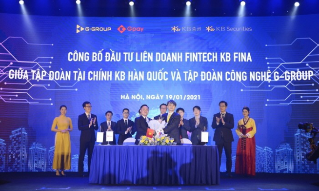 ▲지난 19일 베트남 하노이에서 KB증권 박천수 글로벌사업본부장(오른쪽)과 G그룹 푸엉 안 뚜 CEO(왼쪽)가 디지털 금융 플랫폼 'KB Fina' 출범식을 진행하며 직원들과 함께 사진을 촬영 하고 있다(사진제공=KB증권)
