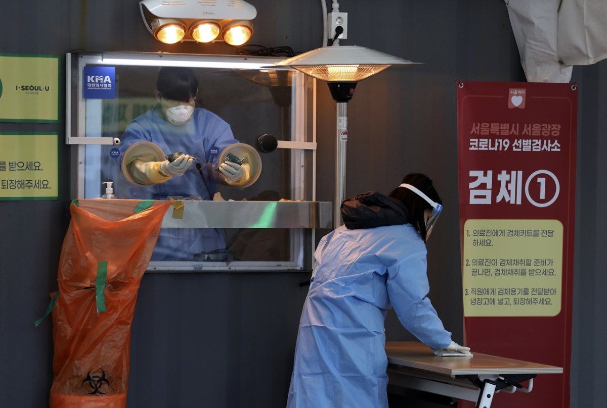 ▲20일 중구 서울광장 임시선별검사소에서 관계자가 테이블을 소독하고 있다. (뉴시스)