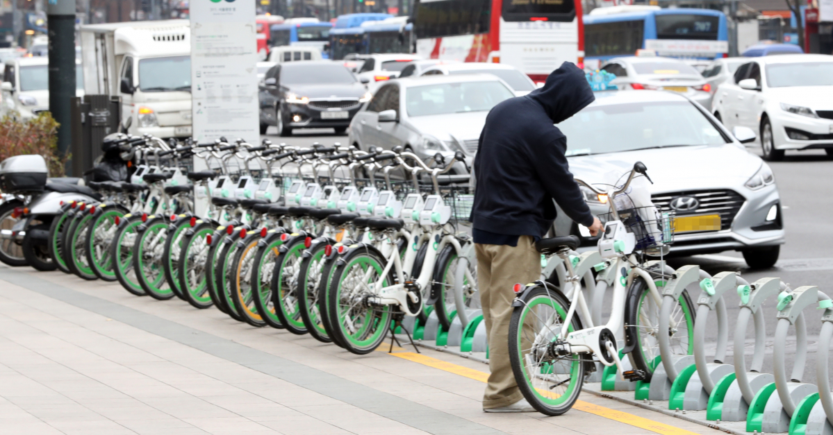 ▲서울시청 인근 대여소에서 한 시민이 따릉이를 대여하고 있다. (뉴시스)