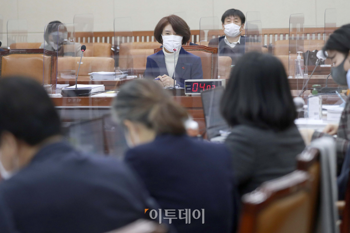 ▲20일 국회 환경노동위원회에 출석한 한정애 환경부 장관 후보자가 의원들의 질의에 답하고 있다. (신태현 기자)