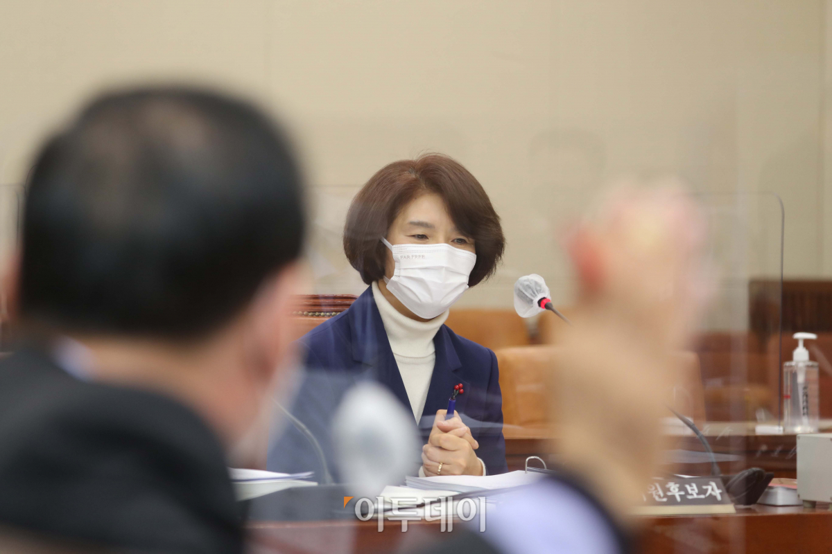 ▲20일 국회 환경노동위원회에 출석한 한정애 환경부 장관 후보자가 의원들의 질의에 답하고 있다. (신태현 기자)
