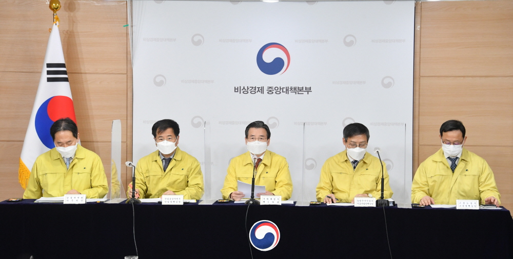 ▲김용범 기획재정부 1차관이 1월 20일 서울 광화문 정부서울청사에서 열린 '제27차 비상경제 중대본 회의' 정례브리핑에서 주요내용을 발표하고 있다. 사진 왼쪽부터 김태현 금융위원회 사무처장, 강경성 산업통상자원부 산업정책실장, 김용범 차관, 박병홍 농림축산식품부 식품산업정책실장, 김영중 고용노동부 고용정책실장. (사진제공=기획재정부)