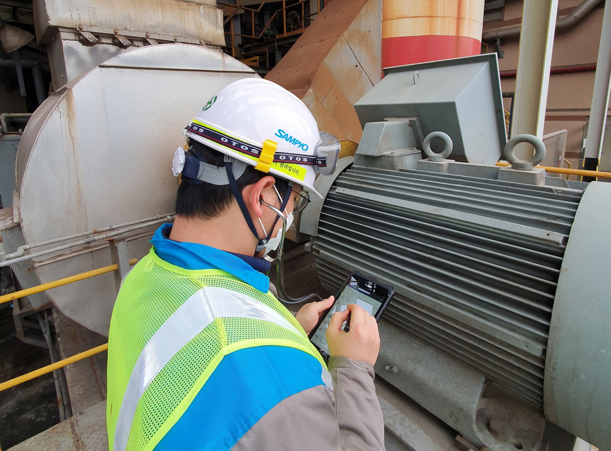 ▲삼표그룹이 전 사업장에 스마트 공장 솔루션을 도입한다. 사진은 스마트팩토리 시스템의 태블릿을 이용한 QR 설비점검을 하는 모습.  (사진제공=삼표그룹)