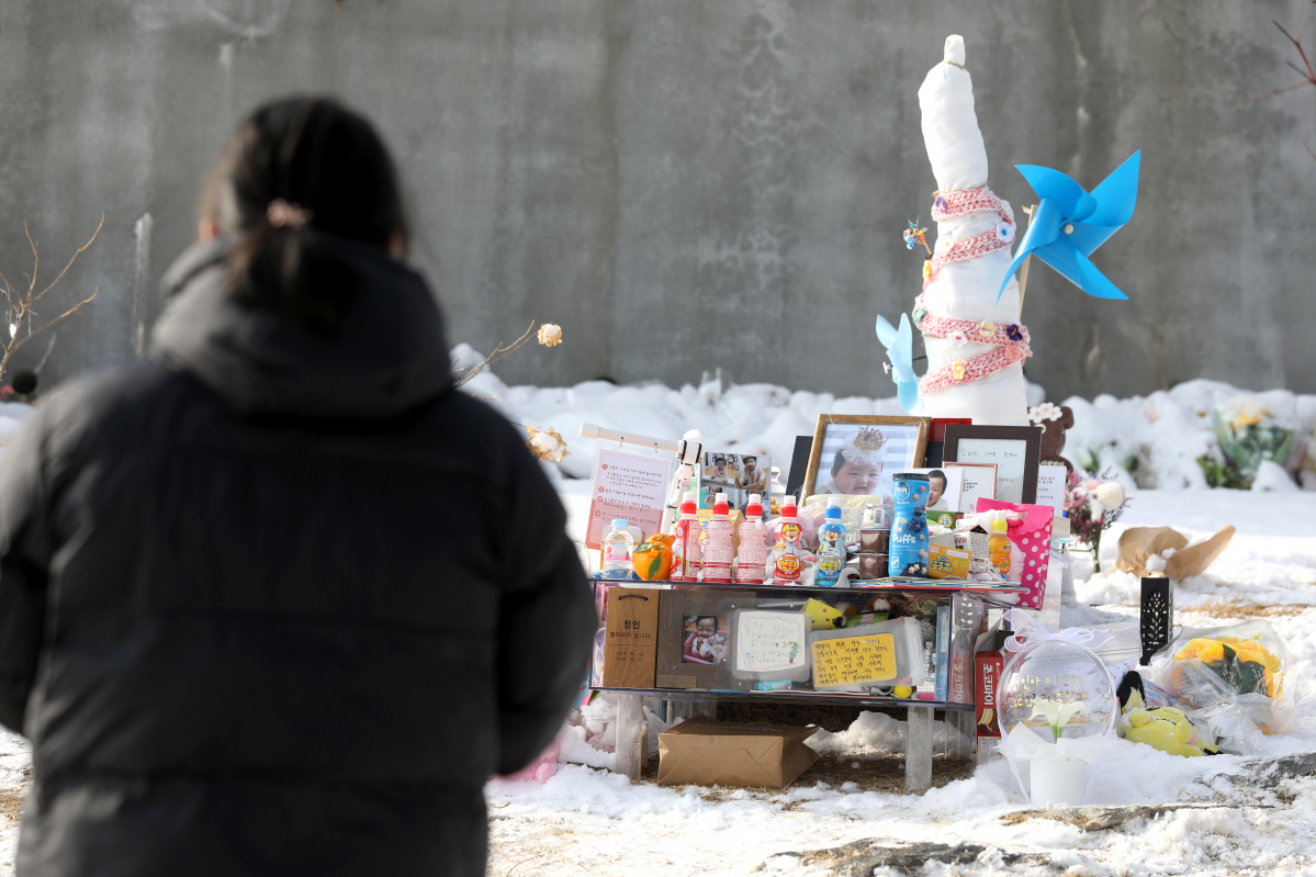 ▲정인이 양부모에 대한 첫 재판이 열린 13일 경기도 양평군 서종면 하이패밀리 안데르센 공원묘원을 찾은 한 시민이 고 정인 양을 추모하고 있다. (뉴시스)