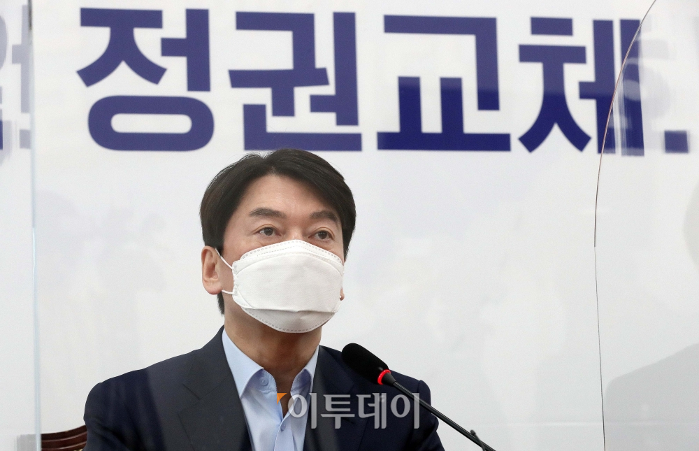 ▲안철수 국민의당 대표가 19일 오후 서울 여의도 국회에서 야권단일화 관련 기자회견을 하고 있다. (신태현 기자 holjjak@)