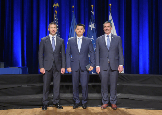▲데이비드 조(가운데) 백악관 비밀경호국(SS) 요원이 2019년 미국 국토안보부로부터 금메달을 받았다. 출처 국토안보부 홈페이지