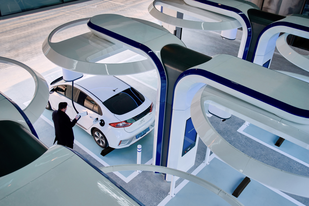 ▲‘현대 EV 스테이션 강동’에는 현대차가 개발한 전기차 초고속 충전설비 ‘하이차저(Hi-Charger)’ 8기가 설치돼 있어 면적과 설비 면에서 국내 최대 규모의 초고속 충전 인프라를 자랑한다.  (사진제공=현대차)