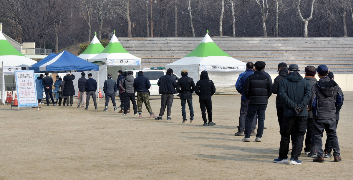▲코로나19 신규 확진자가 54일 만에 첫 300명대를 기록한 18일 오후 대구 달서구 두류공원에 마련된 신종 코로나바이러스 감염증(코로나19) 임시선별검사소에서 시민들이 검체 채취를 하기 위해 줄을 서 있다.  (뉴시스)