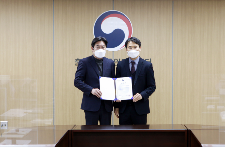 ▲사진제공=서병익 검단탑병원 행정원장(왼쪽), 류인성 출입국•외국인지원센터 센터장(오른쪽)