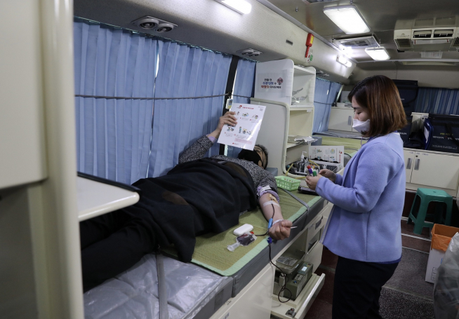 ▲20일 진행된 헌혈행사에 사학연금 직원이 참여하고 있다.  (사진제공=사학연금)