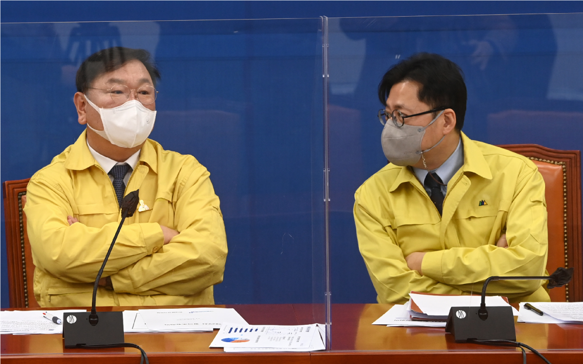 ▲더불어민주당 김태년 원내대표(왼쪽)가 21일 국회에서 열린 정책조정회의에서 홍익표 정책위의장과 논의하고 있다. (연합뉴스)