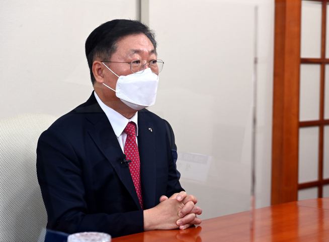 ▲21일 서울 여의도에서 열린 금융투자협회 신년 기자간담회에서 나재철 회장이 답변하고 있다.  (사진제공=금융투자협회)