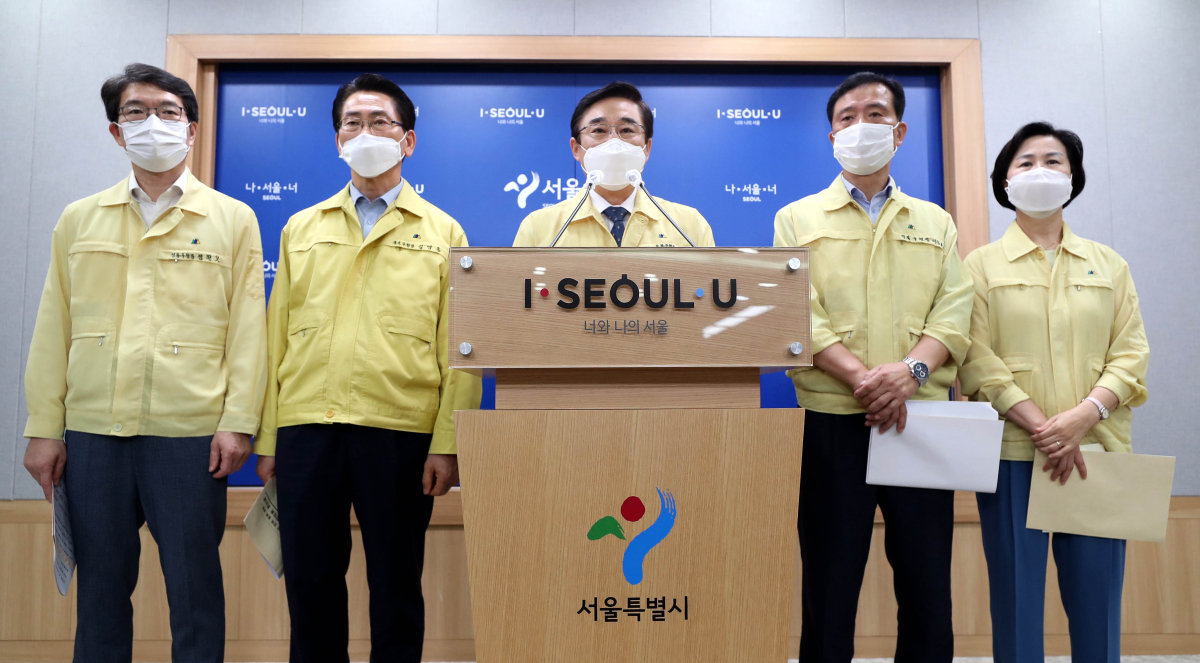 ▲이동진 서울시구청장협의회장을 비롯한 구청장들이 서울 중구 서울시청 브리핑룸에서 신종코로나 바이러스 감염증(코로나19) 확산 방지를 위한 '8 ?15 서울 대규모 집회 철회' 호소문을 발표하고 있다. 왼쪽부터 정원오 성동구청장, 김영종 종로구청장, 이동진 회장, 이승로 성북구청장, 김수영 양천구청장. (뉴시스)