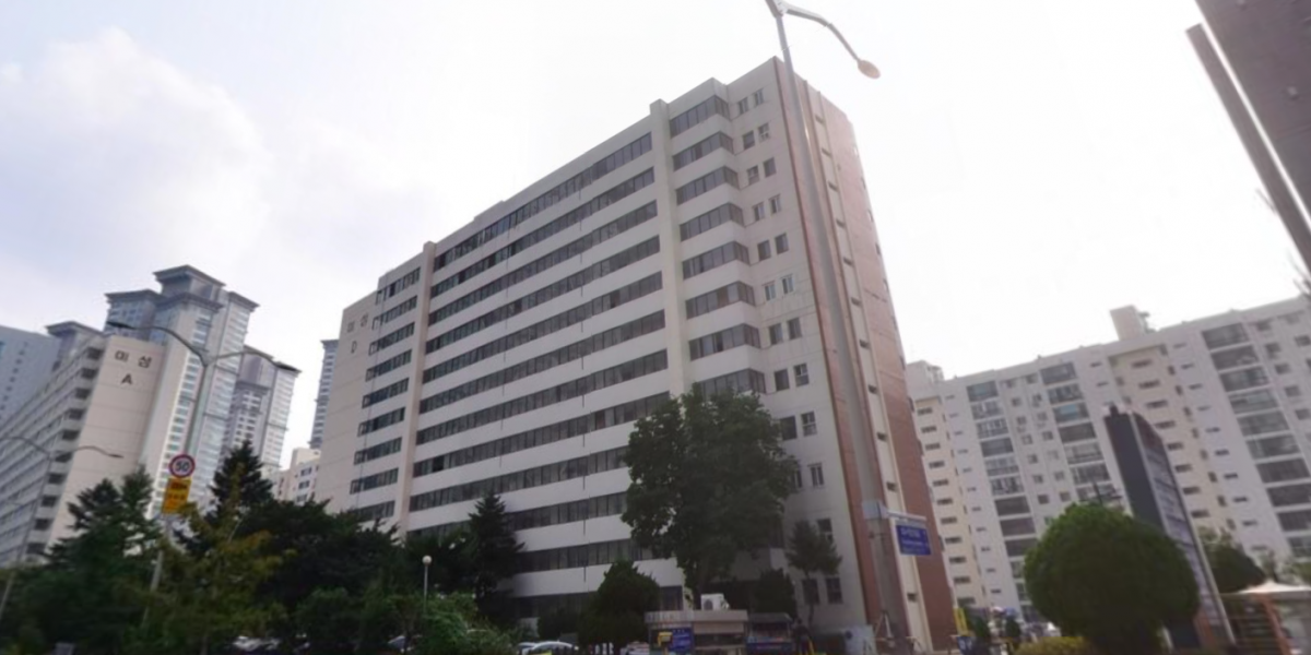 ▲지지부진한 사업 속도로 정비구역 해제 위기에 놓였던 서울 여의도 미성아파트와 목화아파트가 일몰제 연장에 성공하면서 재건축을 다시 추진할 수 있게 됐다. 사진은 여의도 미성아파트 단지 전경.  (사진 제공=네이버 부동산)