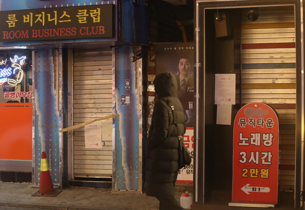 ▲정부의 다중이용시설 방역조치가 일부 완화됐지만 감성주점, 단란주점, 유흥주점 , 콜라텍, 헌팅포차 등 유흥시설 5종과 홀덤펍 집합금지는 유지한 18일 서울 송파구 방이동 먹자골목 유흥주점과 노래주점 등 입구가 닫혀 있다. (뉴시스)