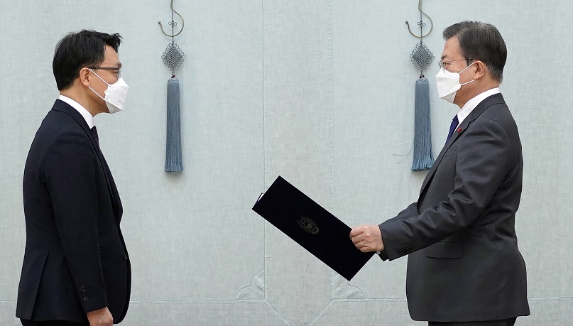 ▲<YONHAP PHOTO-1392> 공수처장 임명장 수여하는 문재인 대통령    (서울=연합뉴스) 최재구 기자 = 문재인 대통령이 21일 오전 청와대에서 김진욱 초대 고위공직자범죄수사처장에게 임명장을 수여하고 있다. 2021.1.21    jjaeck9@yna.co.kr/2021-01-21 12:51:07/<저작권자 ⓒ 1980-2021 ㈜연합뉴스. 무단 전재 재배포 금지.>