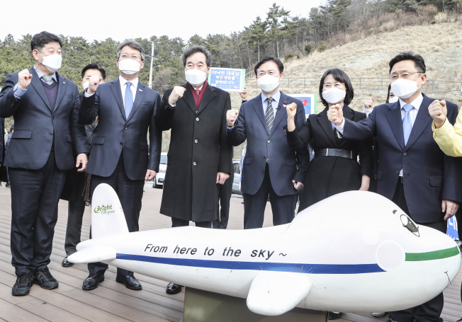 ▲이낙연 더불어민주당 대표가 지난달 21일 오후 부산 강서구 대항전망대를 방문, 변성완 부산시장 권한대행과 부산시장 보궐선거 출마를 선언한 김영춘, 박미영 예비후보 등과 기념촬영을 하고 있다. (연합뉴스)