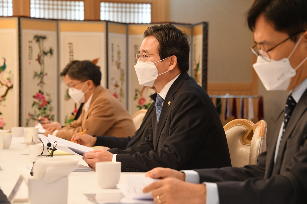 ▲김용범 기획재정부 1차관이 1월 22일 서울 광화문 정부서울청사에서 열린 '제3차 혁신성장 전략점검회의 겸 정책점검회의 겸 한국판 뉴딜점검 TF'를 주재, 모두발언을 하고 있다. (사진제공=기획재정부)