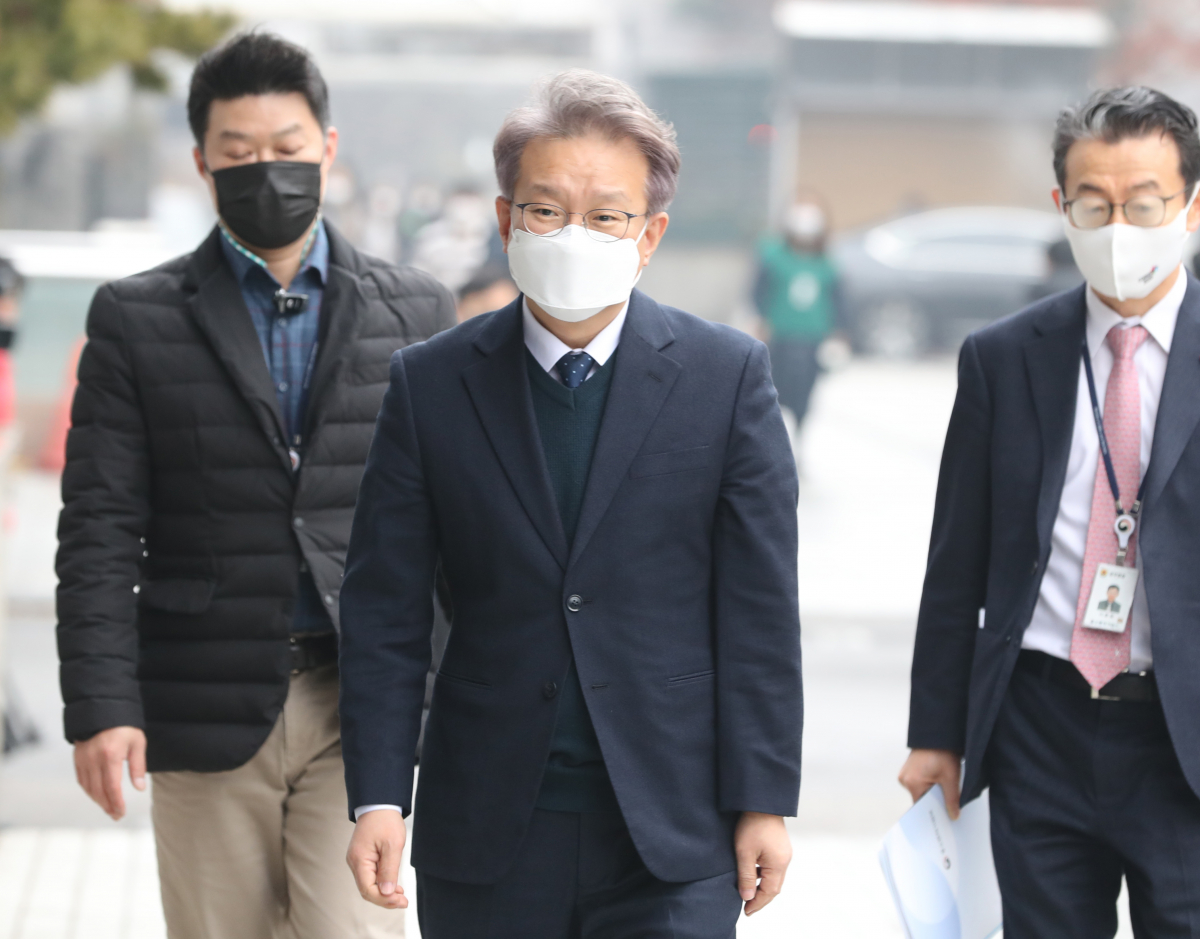 ▲권칠승 중소벤처기업부 장관 후보자가 22일 오전 서울 여의도의 한 빌딩에 마련된 인사청문회 준비사무실로 출근하고 있다.  (뉴시스)