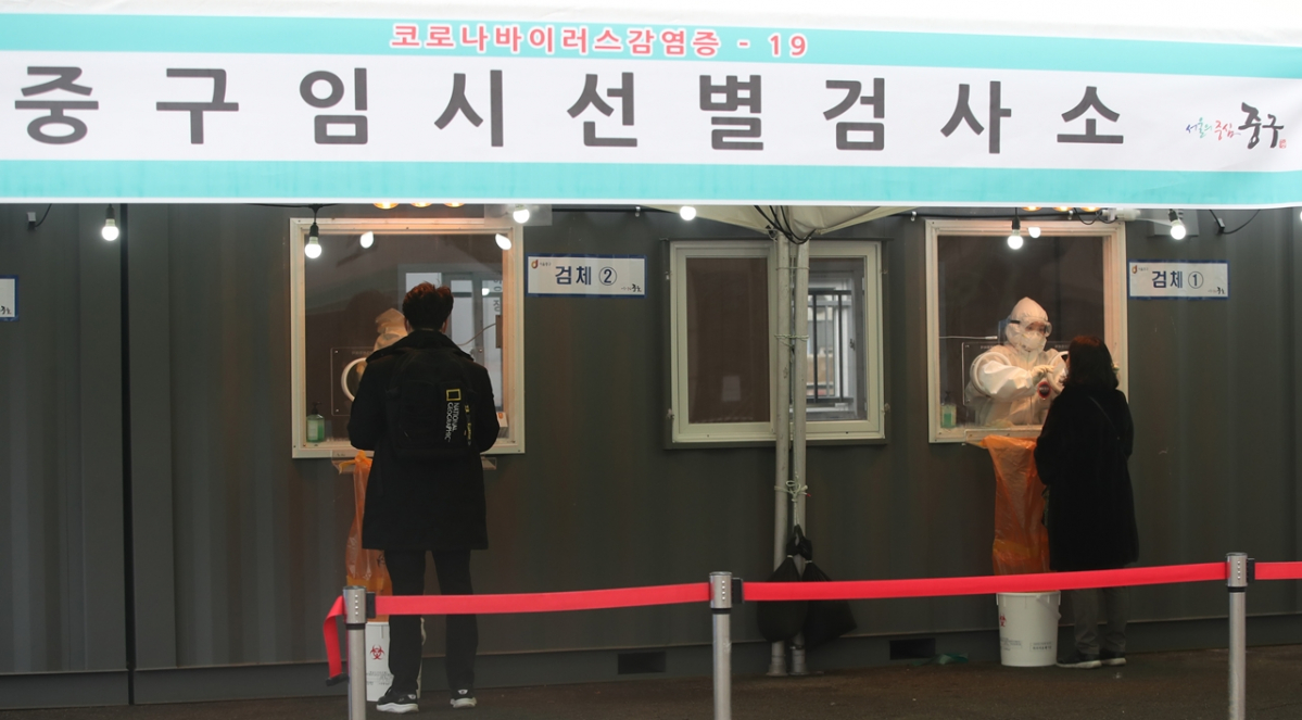 ▲서울역 중구 임시선별검사소에서 시민들이 검사를 받고 있다. (뉴시스)