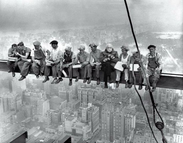 ▲유명 사진 'Lunch Atop A Skyscraper(1932)'를 패러디 (출처=트위터 캡처 (@EugeneGlukh))