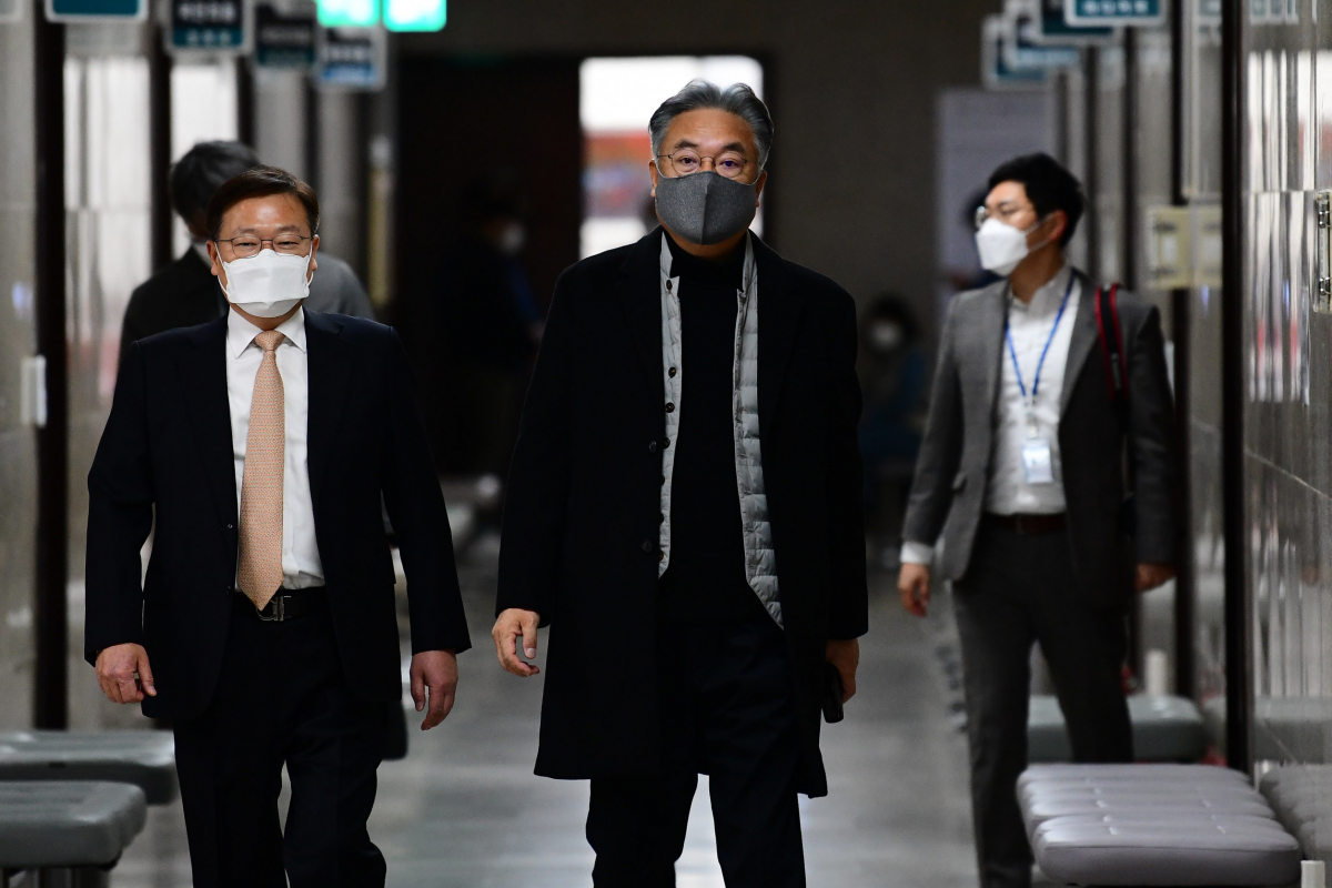 ▲4ㆍ7 재보궐선거 국민의힘 공천관리위원장을 맡은 정진석 의원(가운데)이 15일 국회에서 열린 공천관리위원회 회의에 정점식 의원과 함께 참석하고 있다. (연합뉴스)