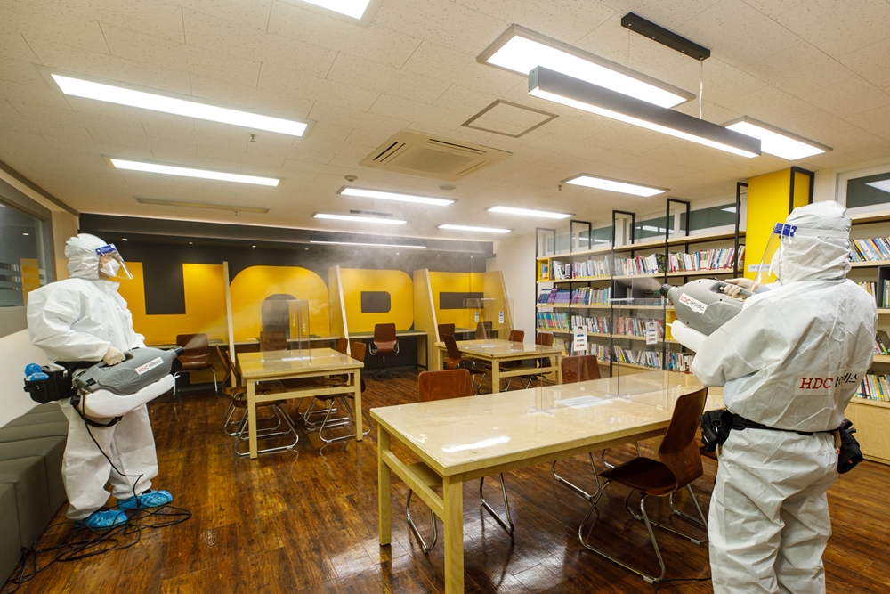 ▲HDC아이서비스 직원들이 22일 수서명화종합사회복지관에서 소독방역을 하고 있다. (사진제공=HDC그룹)