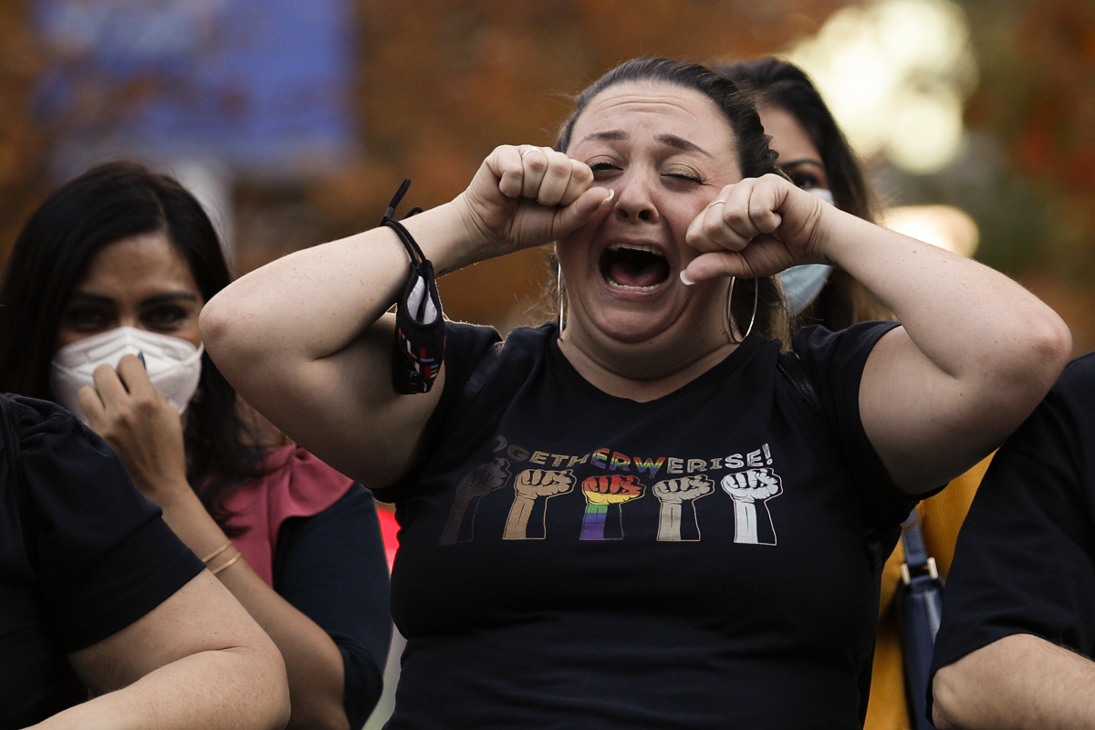 ▲지난해 11월 8일(현지시간) 대선 직후 승기를 잡은 조 바이든 대통령 지지자가 도널드 트럼프 전 대통령 지지자들을 도발하고 있다. 필라델피아/AP뉴시스
